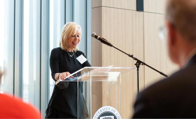 Prof. Lisa Wedeen accepting the 2022 Laing Award